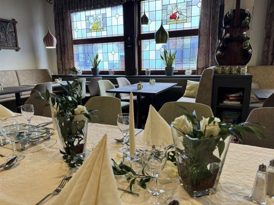 festlich gedeckte Tische im Restaurant